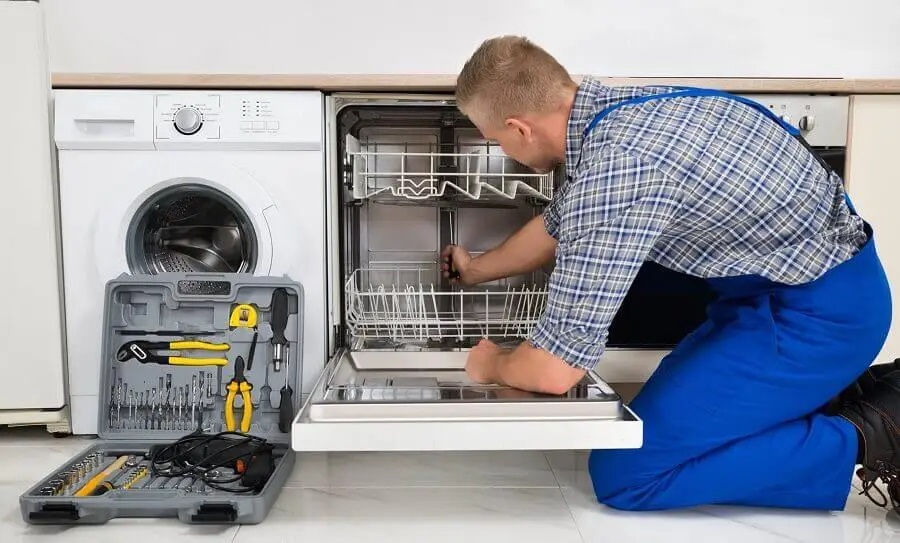 Kaynarca Hotpoint servisi teknisyen ekibi beyaz eşya tamiri yaparken